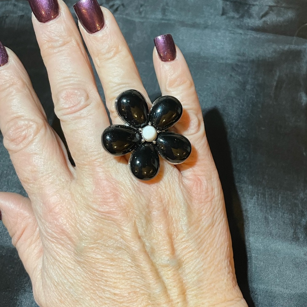 NWT Black Flower stretch ring with silver stretch band